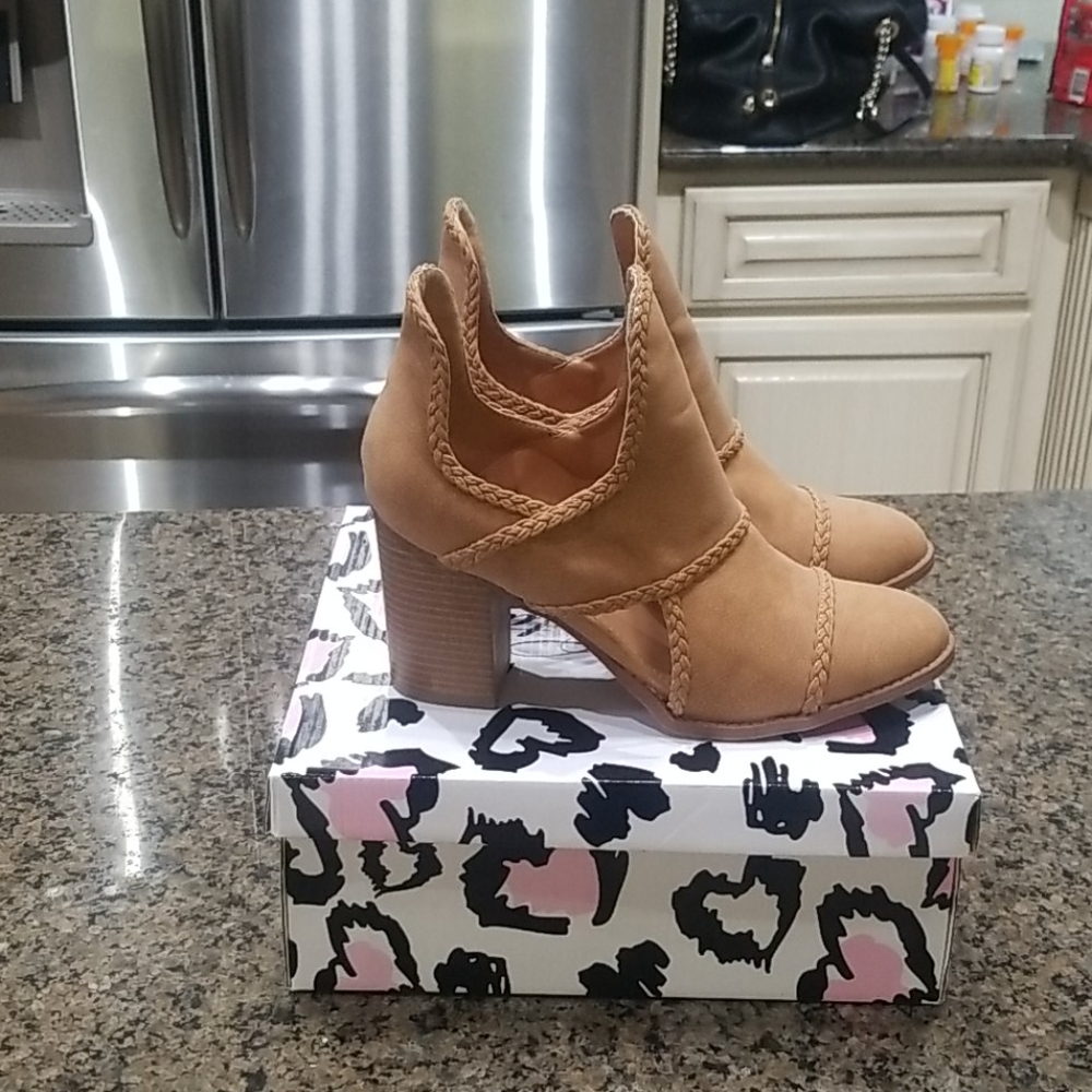 Mata  Viola-1 Camel Booties Sz 9